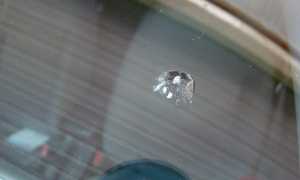 Что делать если на лобовом стекле появился маленький скол или трещинка