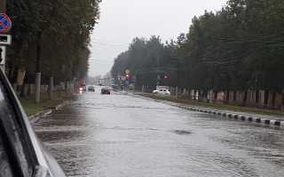 Как правильно управлять машиной во время сильного ливня