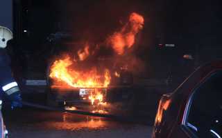 Как правильно действовать во время возгорания в автомобиле