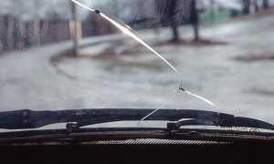 Почему стекла в машине могут треснуть сами по себе