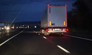 Зачем водители моргают друг другу стоп-сигналами