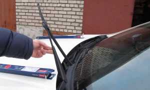 Как поменять щетки стеклоочистителя в автомобиле