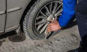 Что делать если на дороге пробило колесо
