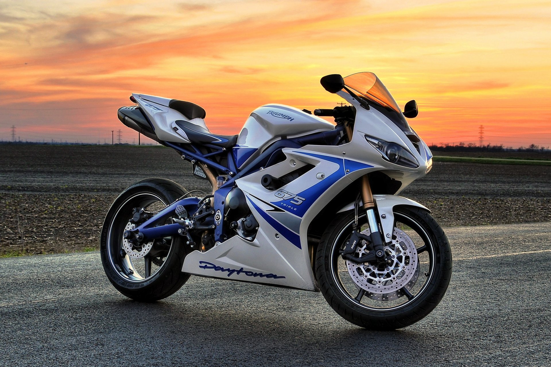 triumf-daytona-675-belyj-velosiped-zakat-dejtona-motocikl.jpg