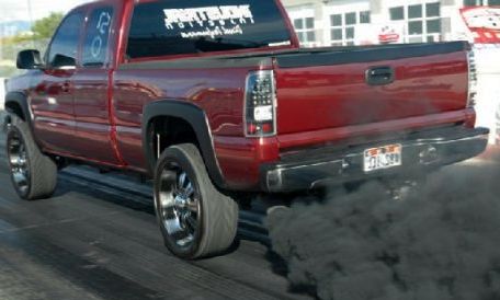 Черный дым из глушителя