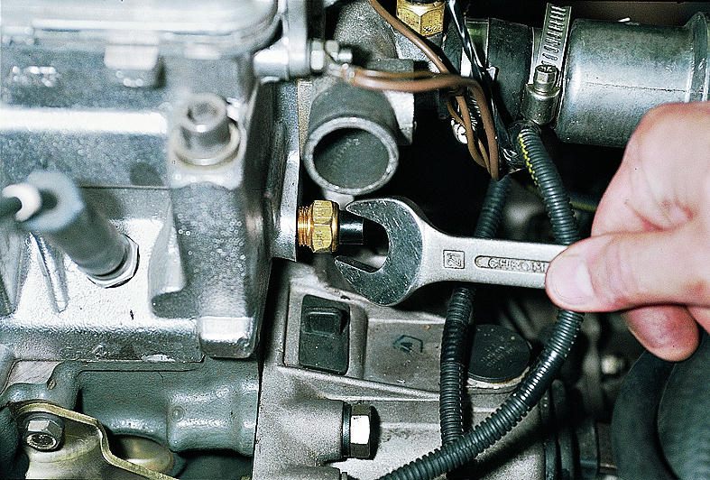 Где находится датчик температуры двигателя Где находится датчик температуры двигателя