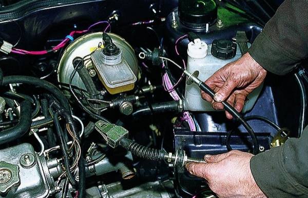 Меняем трос  сцепления ВАЗ-2109 Меняем трос  сцепления ВАЗ-2109