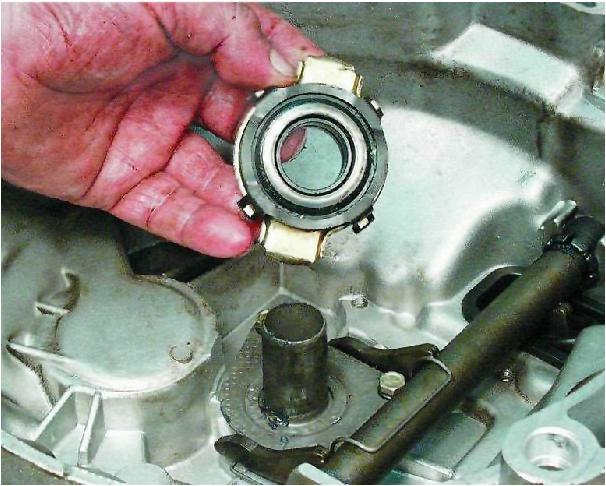 Меняем вилку  сцепления ВАЗ-2109 Меняем вилку  сцепления ВАЗ-2109