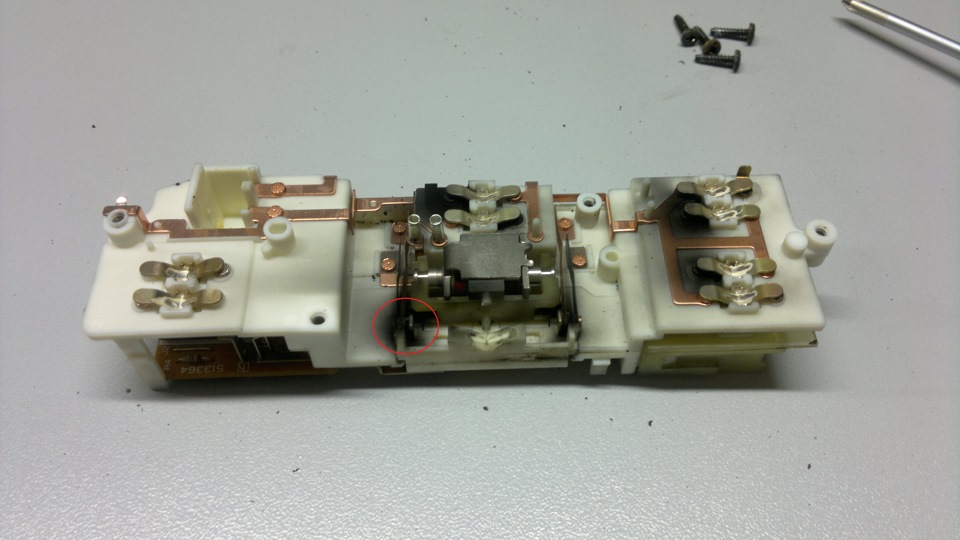 Подгоревшие контакты на плате блока управления стеклоподъемниками Подгоревшие контакты на плате блока управления стеклоподъемниками