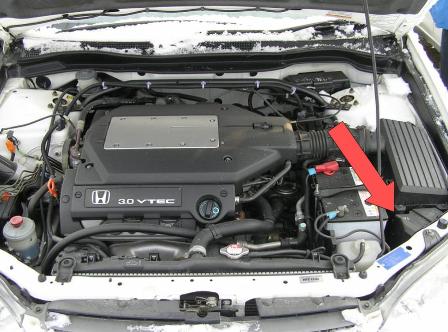 Резонатор расспологаестя под корпусом воздушного фильтра