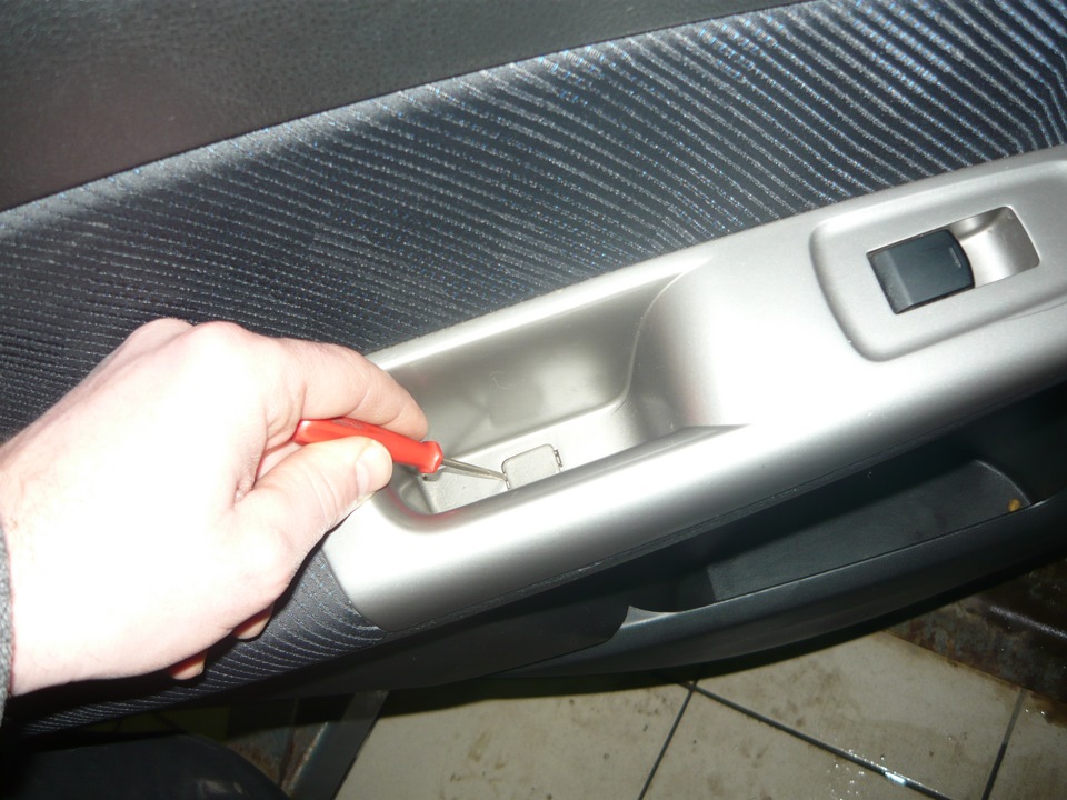 Снимаем обшивку с двери