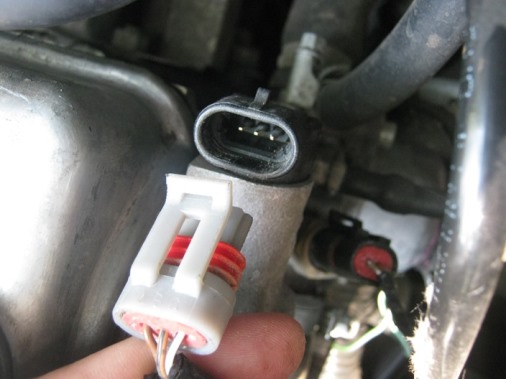 Снятие разъема с датчика фаз