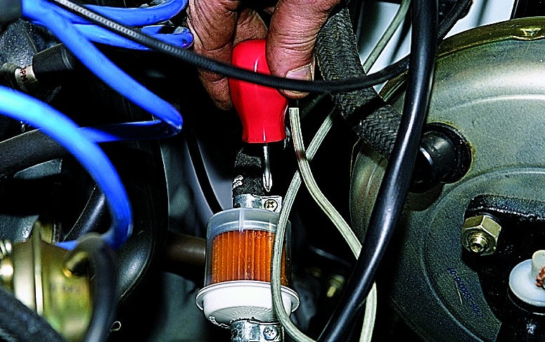 Замена фильтра тонкой очистки топлива на карбюраторе Замена фильтра тонкой очистки топлива на карбюраторе