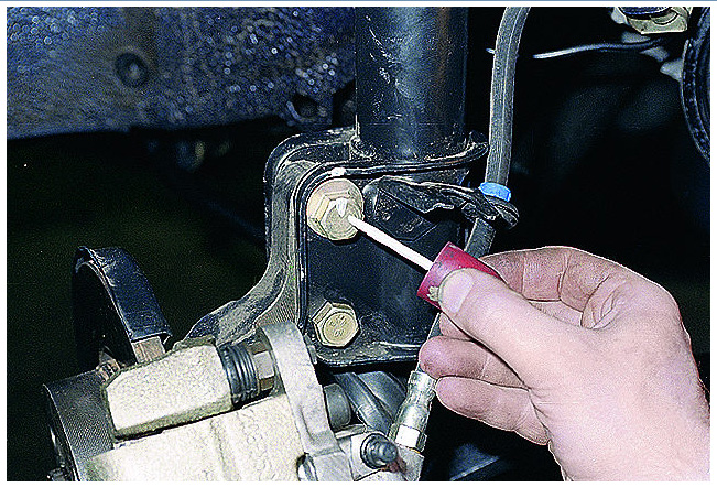 Замена с пометкой углового положения регулировочного болта Замена с пометкой углового положения регулировочного болта