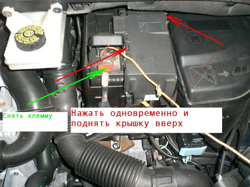 Как снять аккумулятор на Пежо