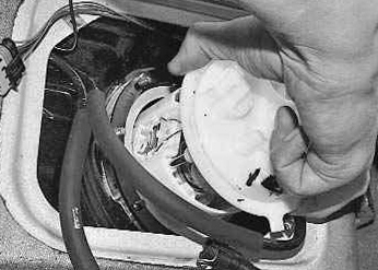 Как снять топливный насос