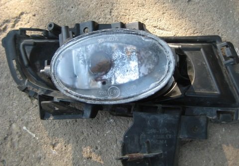 Через сколы и трещины внутрь фары попадает вода и грязь Через сколы и трещины внутрь фары попадает вода и грязь