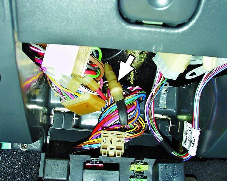Чтобы добраться до предохранителя ПТФ, необходимо извлечь монтажный блок из ниши панели приборов своими руками