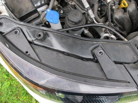 Чтобы не нарушилась регулировка фар КИА Соренто, советуем снять фару с авто Чтобы не нарушилась регулировка фар КИА Соренто, советуем снять фару с авто