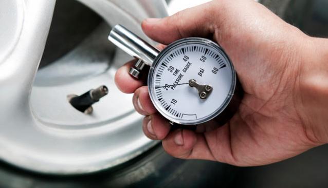 Давление в шинах – важный параметр, если оно будет разным, то машина будет стоять неровно, и правильную регулировку провести не удастся Давление в шинах – важный параметр, если оно будет разным, то машина будет стоять неровно, и правильную регулировку провести не удастся