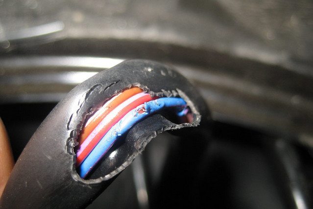 До такого состояния провода в автомобиле лучше не доводить