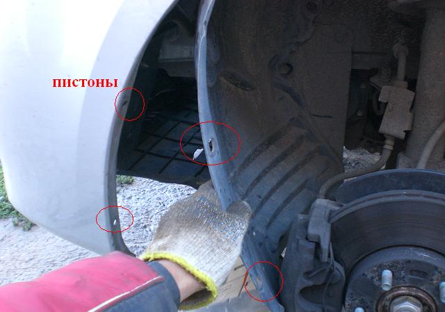 Достаточно отсоединить 2 пластиковых пистона, чтобы получить пространство для работы Достаточно отсоединить 2 пластиковых пистона, чтобы получить пространство для работы