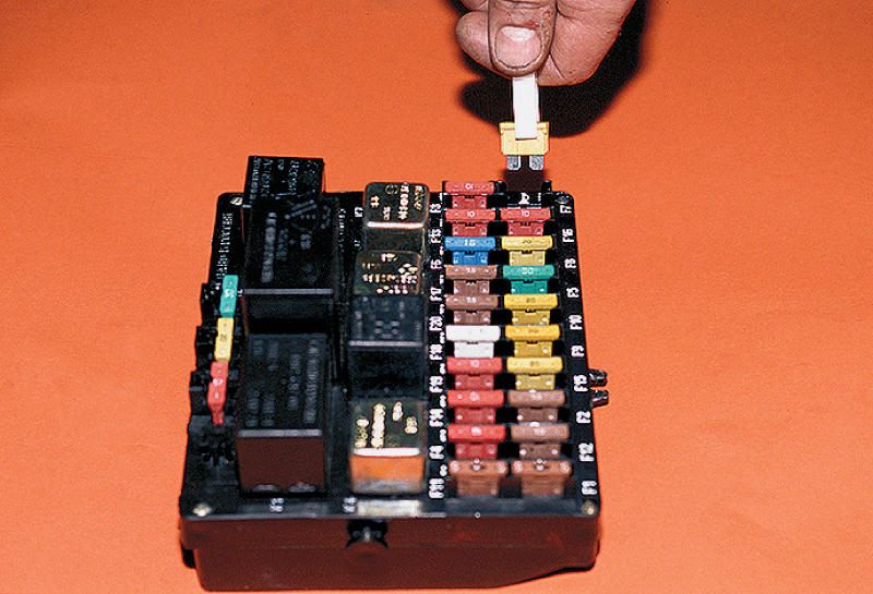 Блок плавких предохранителей – копеечная цена позволяет сохранить дорогостоящие узлы электропроводка на инжектор ваз 2110