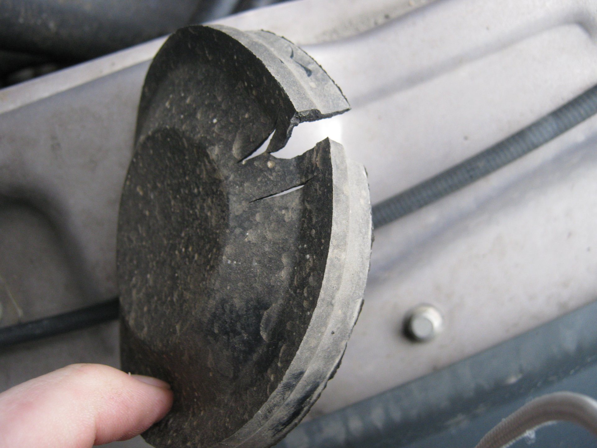 Если крышка повреждена, лучше найти новую, так как в корпус будет проникать влага и грязь Если крышка повреждена, лучше найти новую, так как в корпус будет проникать влага и грязь