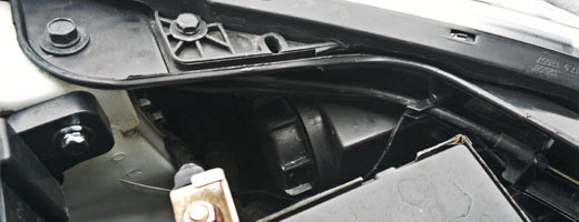 Если у вас небольшие руки, то добраться можно и ничего не снимая