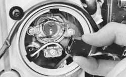 Фишка снимается очень легко