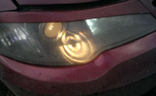 Грязные стекла ухудшают освещение, а со временем на поверхности образуются царапины, и тут поможет или полировка, или замена