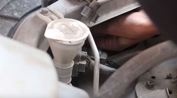 Как происходит замена лампочки ближнего света Лансер 9 или 10 без демонтажа блок-фары Как происходит замена лампочки ближнего света Лансер 9 или 10 без демонтажа блок-фары