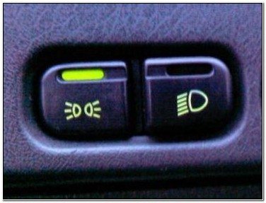 Комплект для подключения противотуманных фар ВАЗ 2110 имеет вот такую сдвоенную кнопку для Евро-панели Комплект для подключения противотуманных фар ВАЗ 2110 имеет вот такую сдвоенную кнопку для Евро-панели