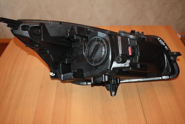 Крышка имеет удобную рукоятку для открывания 