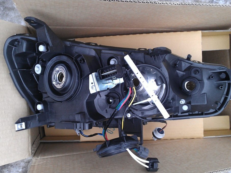 Лампа ближнего света Митсубиси Лансер 10 расположена в блок-фаре ближе к крылу автомобиля Лампа ближнего света Митсубиси Лансер 10 расположена в блок-фаре ближе к крылу автомобиля