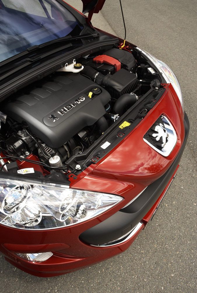 Места под капотом немного, поэтому об удобстве проведения работ говорить не приходится