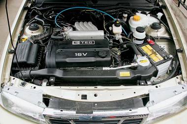 Места под капотом в этих модификациях немного, поэтому без снятия отдельных элементов не обойтись