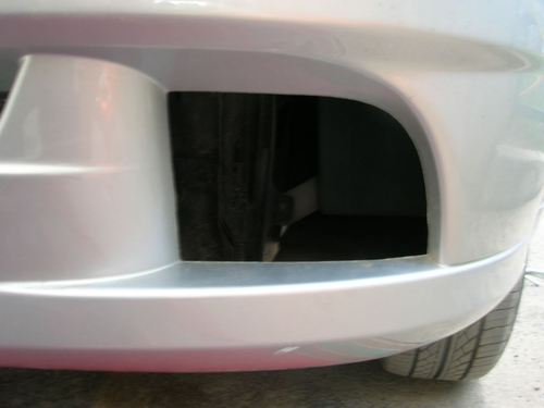 На автомобиле места установки ПТФ прикрыты пластиковыми заглушками, которые нередко теряются На автомобиле места установки ПТФ прикрыты пластиковыми заглушками, которые нередко теряются