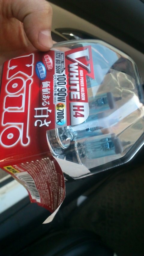 На фото – лампа стандарта H4 На фото – лампа стандарта H4