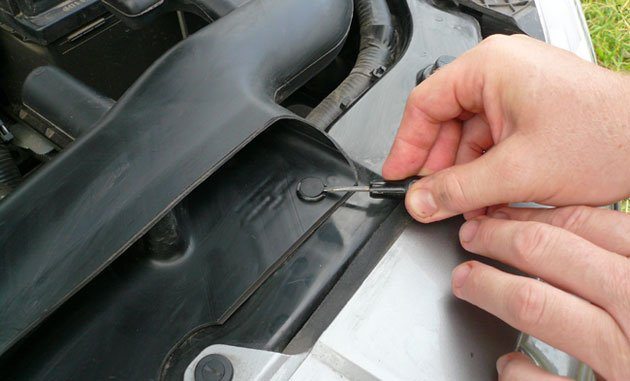 На фото – отсоединяем пластиковую клипсу с помощью отвертки На фото – отсоединяем пластиковую клипсу с помощью отвертки