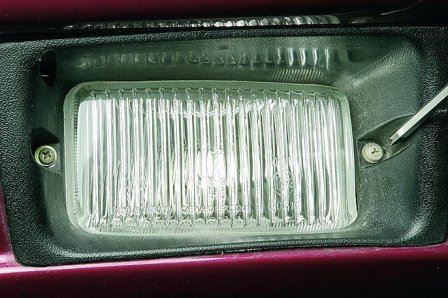 На фото – процесс фиксации ПТФ в переднем бампере На фото – процесс фиксации ПТФ в переднем бампере