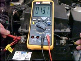 На фото – процесс работы в подкапотном пространстве 