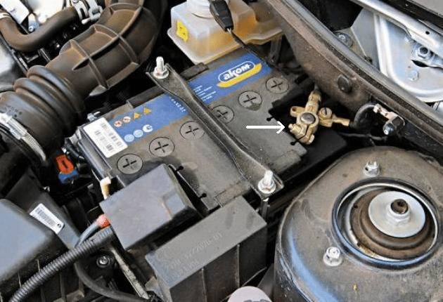 На фото - проверьте «массу» на автомобиле На фото - проверьте «массу» на автомобиле