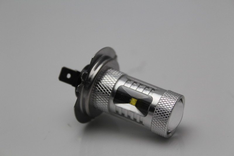 На фото - светодиодная лампочка На фото - светодиодная лампочка