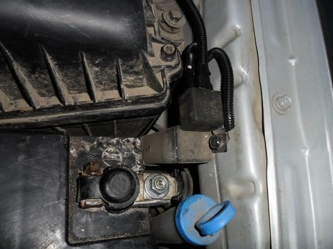 На фото – установка реле на крыле под капотом с проводами, уложенными в гофру