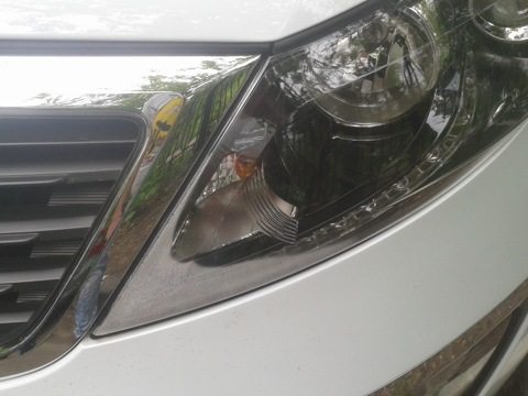 На первый взгляд «потеющая» в уголке фара не представляет угрозы – но это не так На первый взгляд «потеющая» в уголке фара не представляет угрозы – но это не так