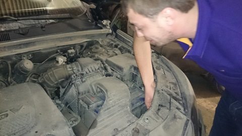 Осматриваем и ощупываем проводку, чтобы убедиться в ее исправном состоянии Осматриваем и ощупываем проводку, чтобы убедиться в ее исправном состоянии