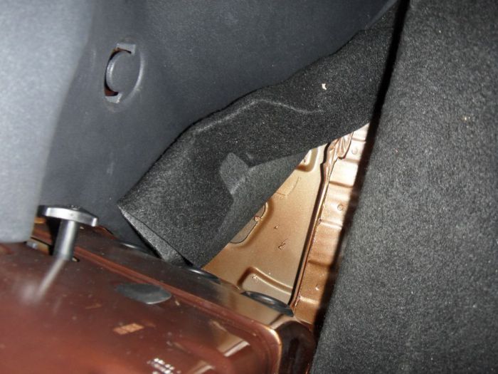 Освобождаем доступ в багажном отделении к заглушкам