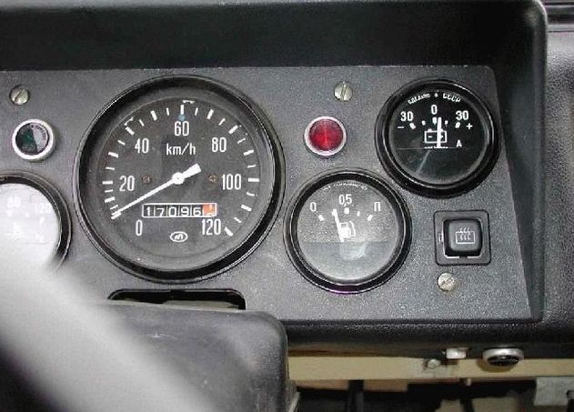 Панель приборов ЛуАЗ 969 с предохранителями