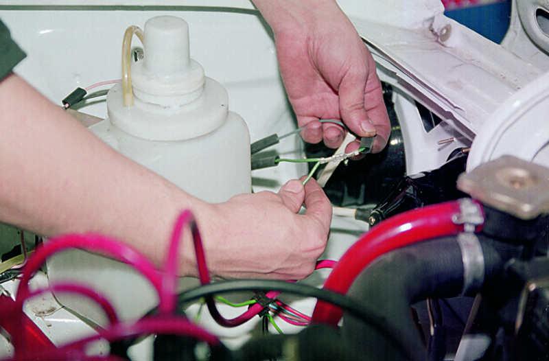 Питающий провод аккуратно извлекается из разъема Питающий провод аккуратно извлекается из разъема